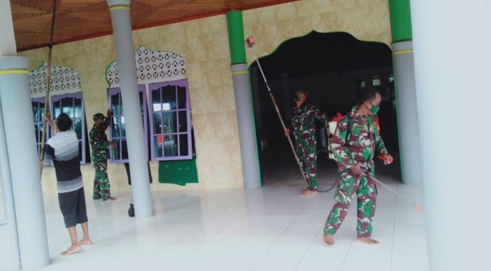 Koramil Air Besar Disinfektan Lingkungan Masjid Nurul Yaqin