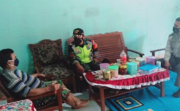 Babinsa Koramil Air Besar Komsos dengan Tokoh Pemuda