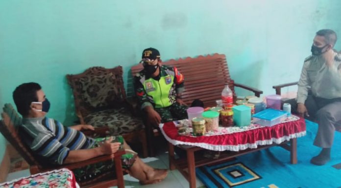 Babinsa Koramil Air Besar Komsos dengan Tokoh Pemuda