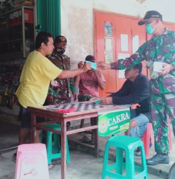 Koramil Air besar Bagikan Masker Gratis Kepada Warga