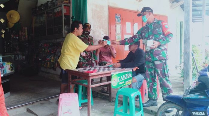 Koramil Air besar Bagikan Masker Gratis Kepada Warga