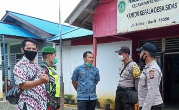 Babinsa Koramil Sengah Temila Bersama Bhabinkamtibmas dan Kepala Desa Sidas Jalin Komunikasi Bahasa Efek Pandemi Covid-19