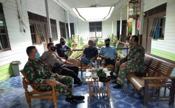 Kompak Danramil Air Besar dan Kapolsek Edukasi Perkebunan