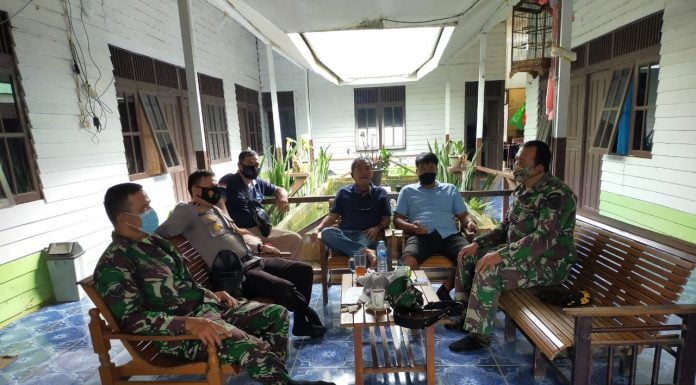 Kompak Danramil Air Besar dan Kapolsek Edukasi Perkebunan