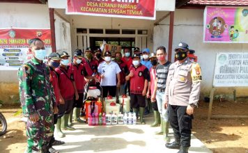 Babinsa Koramil Sengah Temila Bersama Perangkat Fesa Keranji Paidang Disinfektan Rumah Warga dan Fasilitas Umum