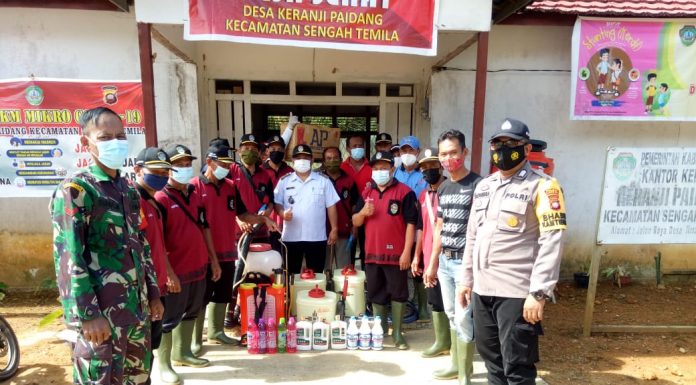 Babinsa Koramil Sengah Temila Bersama Perangkat Fesa Keranji Paidang Disinfektan Rumah Warga dan Fasilitas Umum