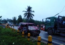 Oleng Truk Tabrak Minibus Hingga Ringsek di Dusun Layau Parindu