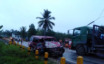Oleng Truk Tabrak Minibus Hingga Ringsek di Dusun Layau Parindu