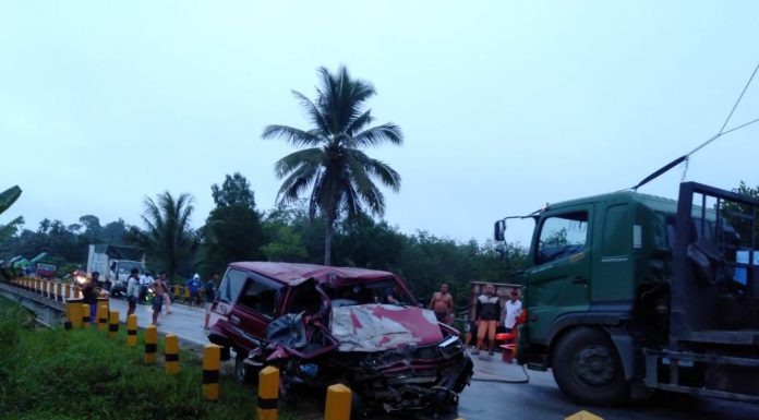 Oleng Truk Tabrak Minibus Hingga Ringsek di Dusun Layau Parindu