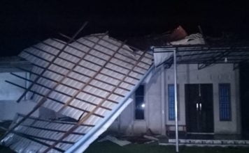 Hujan Deras Disertai Angin Kencang di Pahuman Robohkan Atap Rumah Warga