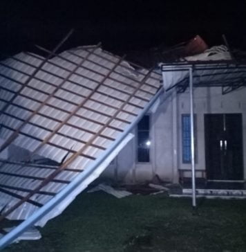 Hujan Deras Disertai Angin Kencang di Pahuman Robohkan Atap Rumah Warga