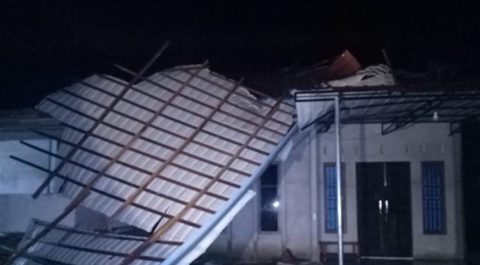 Hujan Deras Disertai Angin Kencang di Pahuman Robohkan Atap Rumah Warga