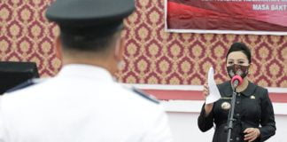 Bupati Karolin Lantik Kepala Desa Ansang
