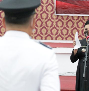 Bupati Karolin Lantik Kepala Desa Ansang