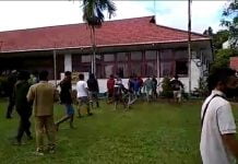 BREAKING NEWS: Demo Berakhir Ricuh, Sejumlah Kaca di Kantor Camat Nanga Mahap Pecah