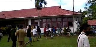 BREAKING NEWS: Demo Berakhir Ricuh, Sejumlah Kaca di Kantor Camat Nanga Mahap Pecah