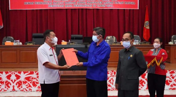 Bupati Sampaikan Jawaban Atas PU Fraksi DPRD Landak Tehadap Tiga Raperda Inisiatif Eksekutif