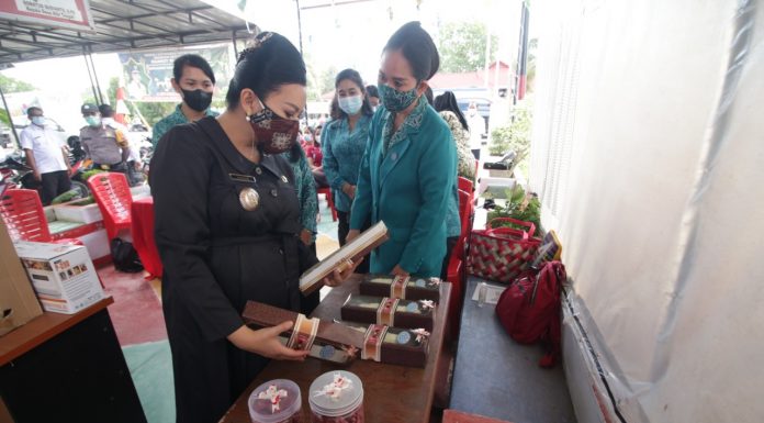 Bupati Landak Ingatkan PKK Promosi Produk Khas Landak