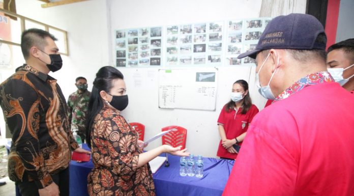 Bupati Landak Tinjau Pelaksanaan PPKM Mikro Tingkat Desa