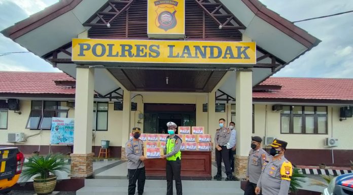 Bantu Ringankan Beban Warga, Polres Landak Serahkan Bantuan PPKM Mikro
