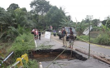 Jalan dan Jembatan Rusak Pasca Banjir, Bupati Landak Usulkan Perbaikan ke Pemerintah Provinsi dan Pusat