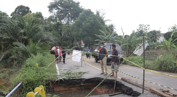 Jalan dan Jembatan Rusak Pasca Banjir, Bupati Landak Usulkan Perbaikan ke Pemerintah Provinsi dan Pusat