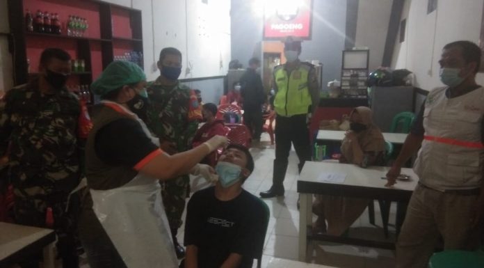 Tim Satgas Covid-19 Jaring Dua Warga Positif Swab Antigen Saat Tegakan PPKM Mikro di Ngabang