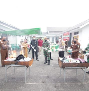 Kejari Landak Musnahkan Barang Bukti dari 101 Perkara Pidana
