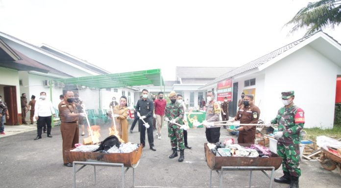 Kejari Landak Musnahkan Barang Bukti dari 101 Perkara Pidana