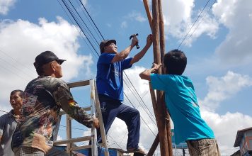 Sambut HUT Kemardekaan RI ke-76 Warga Gotong Royong Bangun Gapura