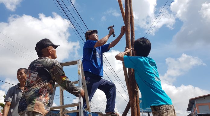 Sambut HUT Kemardekaan RI ke-76 Warga Gotong Royong Bangun Gapura