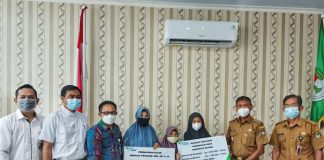 Ahli Waris Peserta BPJS Ketenagakerjaan Terima Santunan Kematian dan Beasiswa Pendidikan