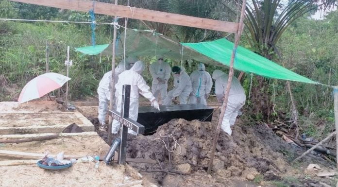 Sinergitas TNI dan Polisi Bantu Pemakaman Jenazah Terkonfirmasi Covid-19