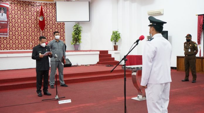 Wakil Bupati Landak Lantik Kepala Desa Nyayum