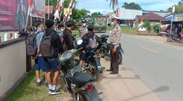 Tak Gunakan Helm dan Belum Cukup Umur Sejumlah Pelajar Diberikan Teguran