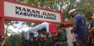 Praka Anumerta Ida Bagus Putu Dimakamkan Secara Militer di Taman Makam Pahlawan