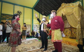 Bupati Karolin Dapat Gelar Kehormatan Putri Permata Jaya Negeri Ismahayana Landak