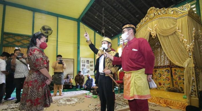 Bupati Karolin Dapat Gelar Kehormatan Putri Permata Jaya Negeri Ismahayana Landak