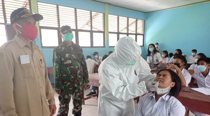 Cegah Covid-19 di Lingkungan Sekolah 29 Siswa-Siswi SMK Bahar Jalani Test Swab Antigen