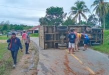 Pecah Ban Mobil Bok Jasa Ekspedisi Terguling