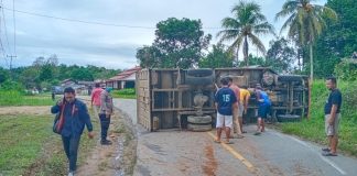 Pecah Ban Mobil Bok Jasa Ekspedisi Terguling