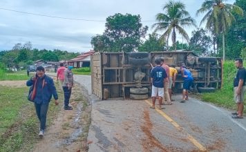 Pecah Ban Mobil Bok Jasa Ekspedisi Terguling