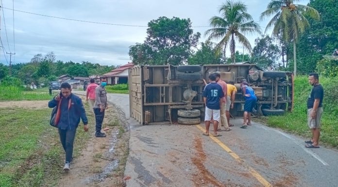 Pecah Ban Mobil Bok Jasa Ekspedisi Terguling