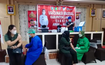 599 Warga Ikuti Vaksinasi Masal di Polres Landak