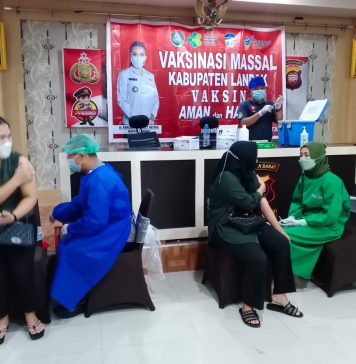599 Warga Ikuti Vaksinasi Masal di Polres Landak