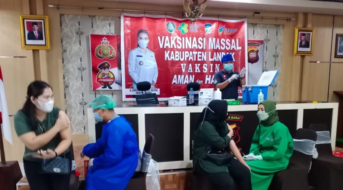 599 Warga Ikuti Vaksinasi Masal di Polres Landak