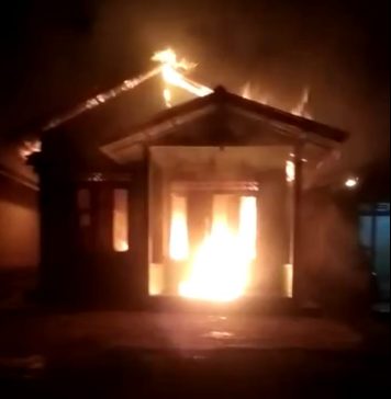 Pindahkan Bensin Kedalam Dirigen, Rumah Warga Di Ladangan Tebakar