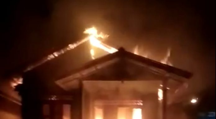 Pindahkan Bensin Kedalam Dirigen, Rumah Warga Di Ladangan Tebakar