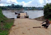 Bawa Tabung Oksigen dan Cool Box Mobil Ambulan RS Pratama Serawai Terjun Bebas Kesungai
