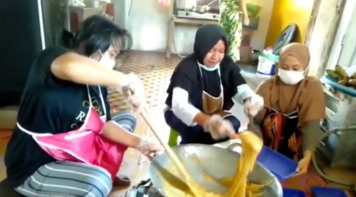 Kreatif Ditengah Pandemi, UMKM Pesisir Bengkayang Mampu Raup Omsep Rp 10 Juta Perbulan Dari Usaha Dodol